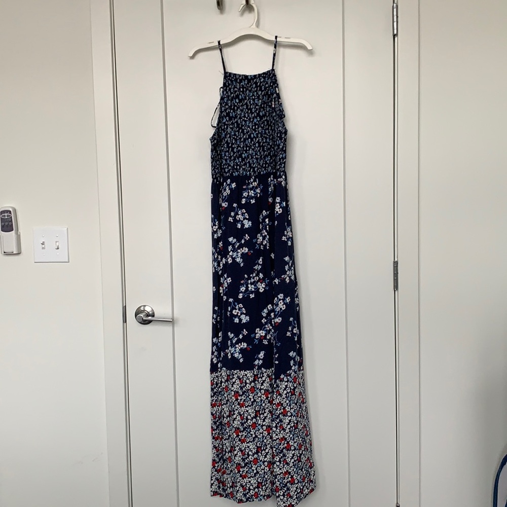 Comfortable, floor-length casual dress. Size M.